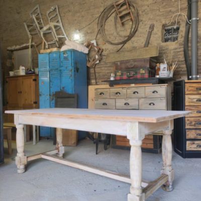 TABLE MONASTERE
